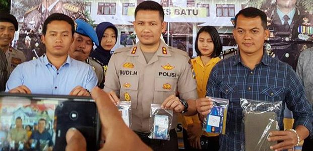 Mirna Cempluk, Pelaku Investasi Bodong Menyerahkan Diri ke Polres Batu Mirna Cempluk, Pelaku Investasi Bodong Menyerahkan Diri ke Polres Batu