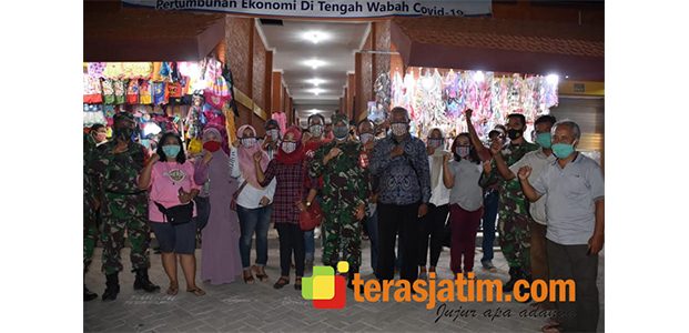 Danrem 082/CPYJ Sebar Masker di Pasar Benteng Pancasila Mojokerto Danrem 082/CPYJ Sebar Masker di Pasar Benteng Pancasila Mojokerto