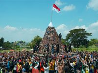 Unik! Ruwah Desa di Mojokerto Hadirkan Gunungan Ribuan Sandal