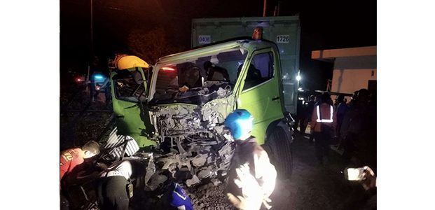 Lagi, Kereta Api Sambar Truk di Perlintasan Tanpa Palang Pintu Lagi, Kereta Api Sambar Truk di Perlintasan Tanpa Palang Pintu