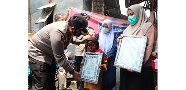 Polres Mojokerto Angkat 2 Kakak Beradik Yatim Piatu Korban Covid-19 Polres Mojokerto Angkat 2 Kakak Beradik Yatim Piatu Korban Covid-19