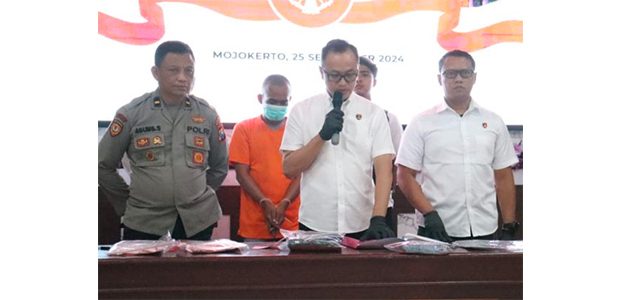 Modus Akan Dibelikan HP Baru, Pria di Mojokerto Goyang Anak Tirinya Hingga 3 Kali Modus Akan Dibelikan HP Baru, Pria di Mojokerto Goyang Anak Tirinya Hingga 3 Kali