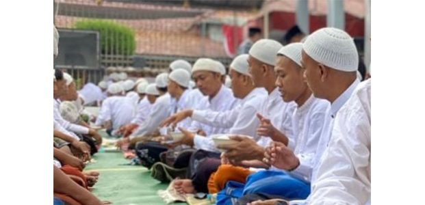 Rayakan Idulfitri, Penguni Lapas Mojokerto Santap Opor Ayam Rayakan Idulfitri, Penguni Lapas Mojokerto Santap Opor Ayam