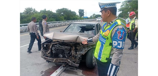 Tabrak Pembatas di Ruas Tol Jombang–Mojokerto, Pengemudi Mercy Luka Berat