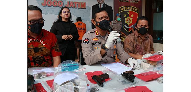 Guru SMP Asal Malang Nekat Rakit dan Jualan Senpi Ilegal Guru SMP Asal Malang Nekat Rakit dan Jualan Senpi Ilegal
