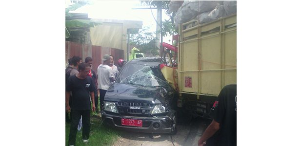 Mobil Dinas Camat Sugihwaras Bojonegoro Tabrak Truk, 2 Orang Terluka Mobil Dinas Camat Sugihwaras Bojonegoro Tabrak Truk, 2 Orang Terluka