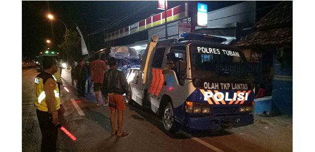 Mobil Rombongan Ziarah Wali asal Pati Kecelakaan di Bancar Tuban, 2 Orang Tewas Mobil Rombongan Ziarah Wali asal Pati Kecelakaan di Bancar Tuban, 2 Orang Tewas