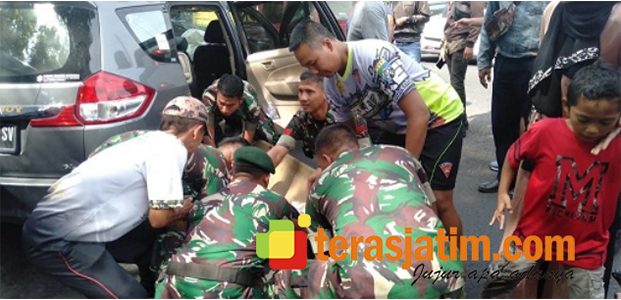 Mobil Tabrak Pembatas Jalan Penghubung Malang-Surabaya, Sejumlah Korban Terluka Mobil Tabrak Pembatas Jalan Penghubung Malang-Surabaya, Sejumlah Korban Terluka