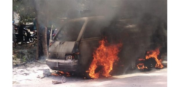Muat Jerigen Solar, Mobil Ekspedisi Hangus Terbakar Muat Jerigen Solar, Mobil Ekspedisi Hangus Terbakar
