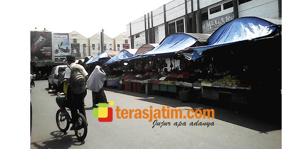 Musim Penghujan, Omset Pedagang Buah Menurun Hingga 20 Persen Musim Penghujan, Omset Pedagang Buah Menurun Hingga 20 Persen
