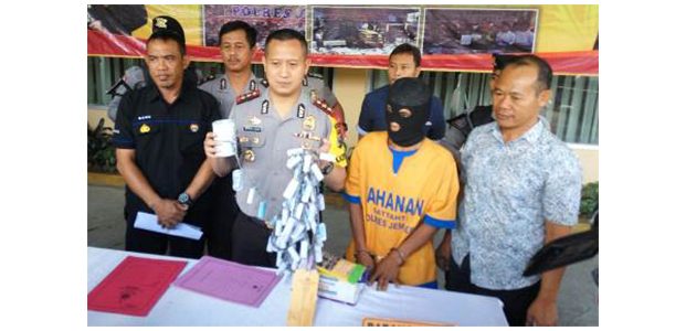 Jual Petasan, Pria asal Sukorambi Jember Terancam Lebaran di Bui Jual Petasan, Pria asal Sukorambi Jember Terancam Lebaran di Bui