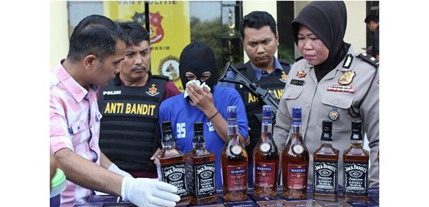 Produksi Miras Bermerk Terkenal, Wanita asal Lawang Dibui Produksi Miras Bermerk Terkenal, Wanita asal Lawang Dibui