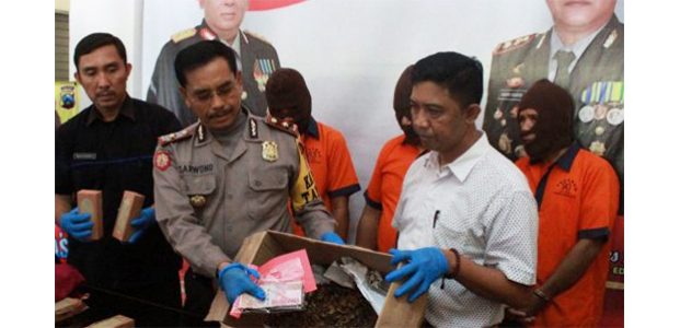 Ngaku Bisa Gandakan Uang, 2 Pria ini Embat Uang Puluhan Juta Milik Seorang Guru Ngaku Bisa Gandakan Uang, 2 Pria ini Embat Uang Puluhan Juta Milik Seorang Guru