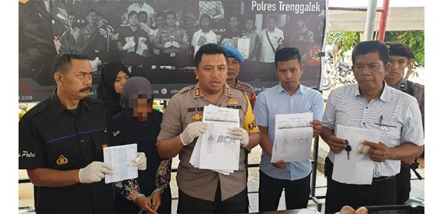 Ngaku Jadi Makelar Kasus, 2 Wanita asal Tulungagung dan Trenggalek Ini Tipu Korbannya Ratusan Juta Ngaku Jadi Makelar Kasus, 2 Wanita asal Tulungagung dan Trenggalek Ini Tipu Korbannya Ratusan Juta