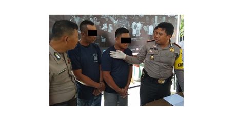 Ngaku Polisi, 2 Pria di Trenggalek Hajar Warga