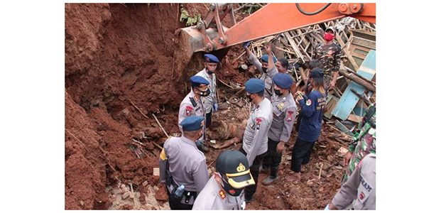Selain Lakukan Pencarian Korban Longsor di Nganjuk, Brimob Polda Jatim Berikan Bantuan Sembako Selain Lakukan Pencarian Korban Longsor di Nganjuk, Brimob Polda Jatim Berikan Bantuan Sembako