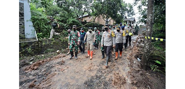 Bareng Pangdam, Kapolda Tinjau Lokasi Tanah Longsor di Ngetos Nganjuk Bareng Pangdam, Kapolda Tinjau Lokasi Tanah Longsor di Ngetos Nganjuk