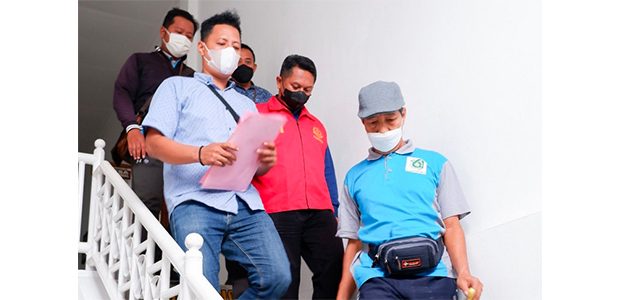 Terbukti Korupsi PTSL, Carik Katerban Baron Dijebloskan ke Rutan Nganjuk Terbukti Korupsi PTSL, Carik Katerban Baron Dijebloskan ke Rutan Nganjuk