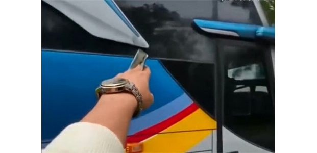 Video Viral Sopir Truk Nyawer Sopir Bus di Nganjuk, Polda Jatim Turun Tangan Video Viral Sopir Truk Nyawer Sopir Bus di Nganjuk, Polda Jatim Turun Tangan