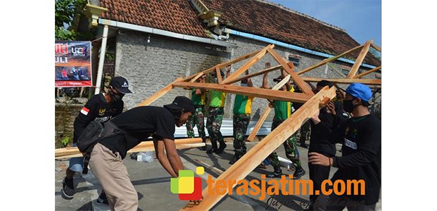 Bersama ICN Peduli, Yonarmed 12/Divif 2 Kostrad Gelar Bedah Rumah Warga Bersama ICN Peduli, Yonarmed 12/Divif 2 Kostrad Gelar Bedah Rumah Warga