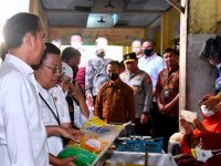 Cek Harga Sembako, Presiden Blusukan di Pasar Beran Ngawi