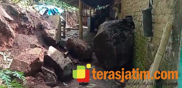 Ditinggal Buka Bersama, Rumah Warga di Karang Gupito Ngawi Tertimpa Batu Sebesar ‘Poskamling’ Ditinggal Buka Bersama, Rumah Warga di Karang Gupito Ngawi Tertimpa Batu Sebesar ‘Poskamling’