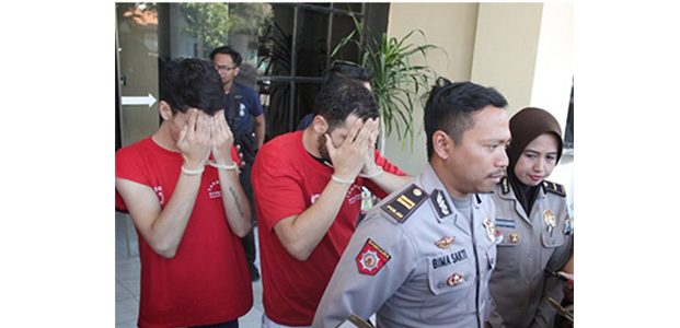 Ngutil Pakaian di TP, 2 Bule asal Aljazair Dibui Ngutil Pakaian di TP, 2 Bule asal Aljazair Dibui
