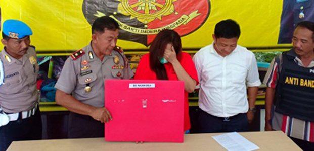 Nyambi Jual Sabu, Tukang Pijat Seksi ini Dibekuk Polisi Nyambi Jual Sabu, Tukang Pijat Seksi ini Dibekuk Polisi
