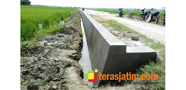 Nyaris Selalu Terisolir, Pemdes Lebaksari Bojonegoro Bertekad Benahi Infrastruktur Jalan Nyaris Selalu Terisolir, Pemdes Lebaksari Bojonegoro Bertekad Benahi Infrastruktur Jalan