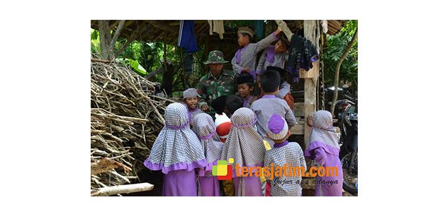 Obati Kangen Keluarga, Praka Iqbal Membaur dengan Anak-Anak di Lokasi TMMD Obati Kangen Keluarga, Praka Iqbal Membaur dengan Anak-Anak di Lokasi TMMD