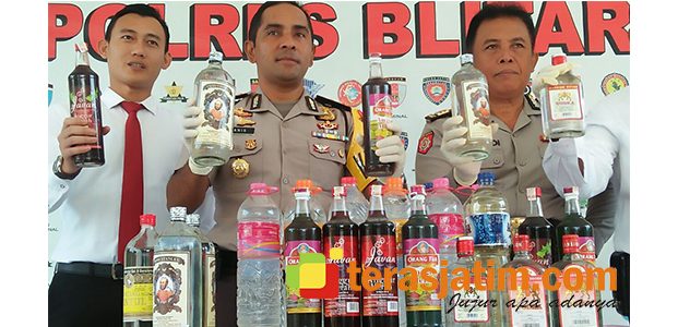 Operasi Miras, Polisi Blitar Sasar Penjual Berkedok Warung Operasi Miras, Polisi Blitar Sasar Penjual Berkedok Warung