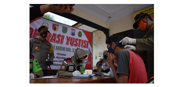 Pimpin Operasi Yustisi, Kapolres Trenggalek: Masih Ditemukan Warga Abai Prokes Pimpin Operasi Yustisi, Kapolres Trenggalek: Masih Ditemukan Warga Abai Prokes