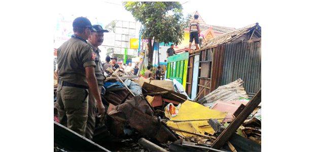 Saat Lapaknya Dirobohkan, PKL Singosari Menangis Sambil Ber-Shalawat Saat Lapaknya Dirobohkan, PKL Singosari Menangis Sambil Ber-Shalawat