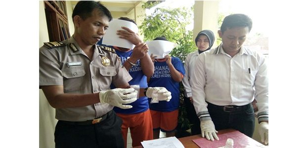 Kedapatan Simpan Sabu, Wanita Pegawai Kelurahan di Pare Kediri Dicokok Polisi Kedapatan Simpan Sabu, Wanita Pegawai Kelurahan di Pare Kediri Dicokok Polisi