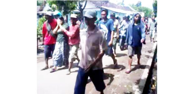Diduga Habis ‘Hoho Hihe’ di Hotel, PNS di Ponorogo dan Selingkuhannya Diarak Warga Diduga Habis ‘Hoho Hihe’ di Hotel, PNS di Ponorogo dan Selingkuhannya Diarak Warga