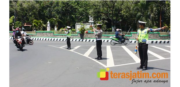 Polisi Gunakan Terompet Untuk Atur Lalu Lintas Polisi Gunakan Terompet Untuk Atur Lalu Lintas