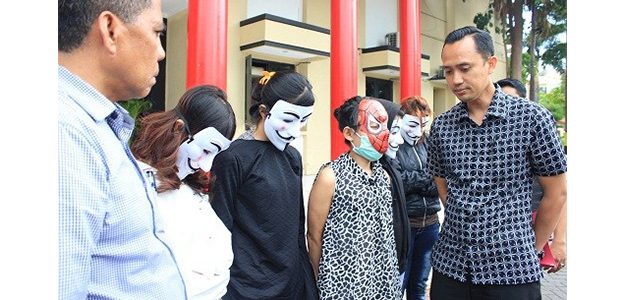 Terlibat Bisnis Esek-Esek Lewat Medsos, Lima Wanita Cantik Diamankan Polisi Terlibat Bisnis Esek-Esek Lewat Medsos, Lima Wanita Cantik Diamankan Polisi