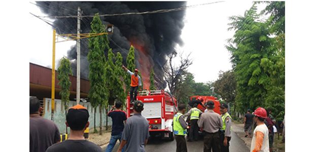 Pabrik Pengolahan Batu Kapur di Plumpang Tuban Terbakar Pabrik Pengolahan Batu Kapur di Plumpang Tuban Terbakar