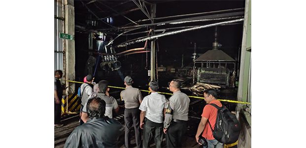 Pabrik Triplek di Tempeh Lumajang Terbakar, 14 Orang Terluka Pabrik Triplek di Tempeh Lumajang Terbakar, 14 Orang Terluka