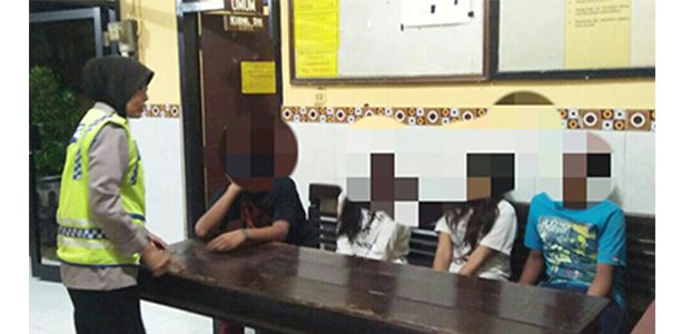 Pacaran di Atas Motor, Dua Pasangan Bau Kencur Asal Palang Tuban Diamankan Polisi Pacaran di Atas Motor, Dua Pasangan Bau Kencur Asal Palang Tuban Diamankan Polisi