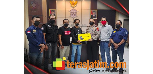 Menangi Lomba Karya Jurnalistik, Wartawan TerasJatim.com Terima Hadiah dari Kasatlantas Polrestabes Surabaya Menangi Lomba Karya Jurnalistik, Wartawan TerasJatim.com Terima Hadiah dari Kasatlantas Polrestabes Surabaya