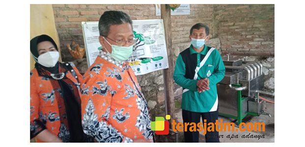 Atasi Persoalan Sampah Plastik, Desa Wonosidi Pacitan Ubah Plastik Jadi BBM Setara Premium Atasi Persoalan Sampah Plastik, Desa Wonosidi Pacitan Ubah Plastik Jadi BBM Setara Premium