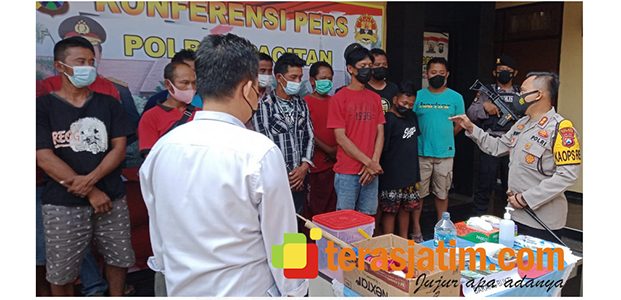 Selundupkan Pemudik Lewat Jalur Tikus, 12 Warga Wonogiri Ditangkap Polisi Pacitan Selundupkan Pemudik Lewat Jalur Tikus, 12 Warga Wonogiri Ditangkap Polisi Pacitan