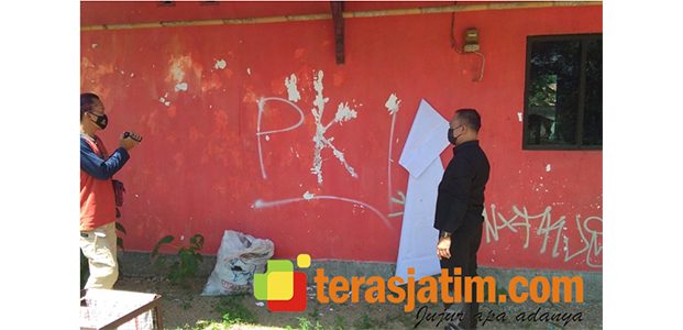 Kantor DPC PDIP Pacitan Diserang Aksi Vandalisme Bertuliskan ‘PKI’ Kantor DPC PDIP Pacitan Diserang Aksi Vandalisme Bertuliskan ‘PKI’