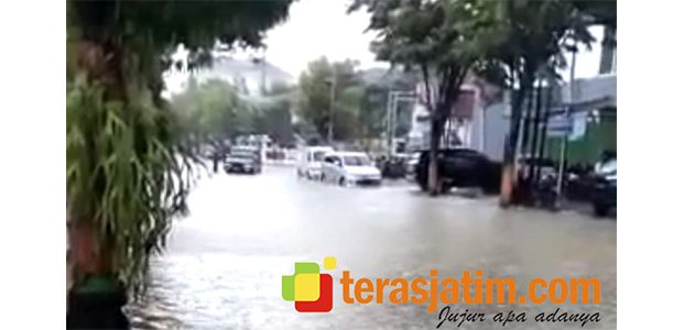 Saat Hujan, Sebagian Jalan di Kota Pacitan Jadi Lahan Parkir Air, Kapan Ditangani? Saat Hujan, Sebagian Jalan di Kota Pacitan Jadi Lahan Parkir Air, Kapan Ditangani?