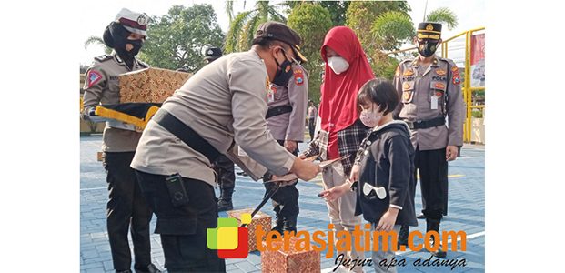 Rela Pecah Celengan Untuk Beli Oksigen, 2 Bocah di Pacitan Diundang Kapolres Rela Pecah Celengan Untuk Beli Oksigen, 2 Bocah di Pacitan Diundang Kapolres