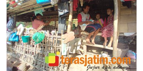 Bikin Trenyuh, Sekeluarga di Pacitan Tinggal di Gubuk Reyot dengan Ternaknya