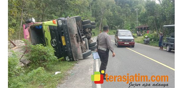 Rem Ikut ‘Puasa’ dan Pecah Ban, Truk Tronton Terguling di Jalanan Pacitan Rem Ikut ‘Puasa’ dan Pecah Ban, Truk Tronton Terguling di Jalanan Pacitan