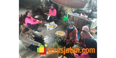 HKGB Ke-69, Para Istri Polisi di Pacitan Ajari Disabilitas Buat Ceriping Pisang