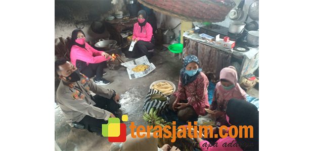 HKGB Ke-69, Para Istri Polisi di Pacitan Ajari Disabilitas Buat Ceriping Pisang HKGB Ke-69, Para Istri Polisi di Pacitan Ajari Disabilitas Buat Ceriping Pisang